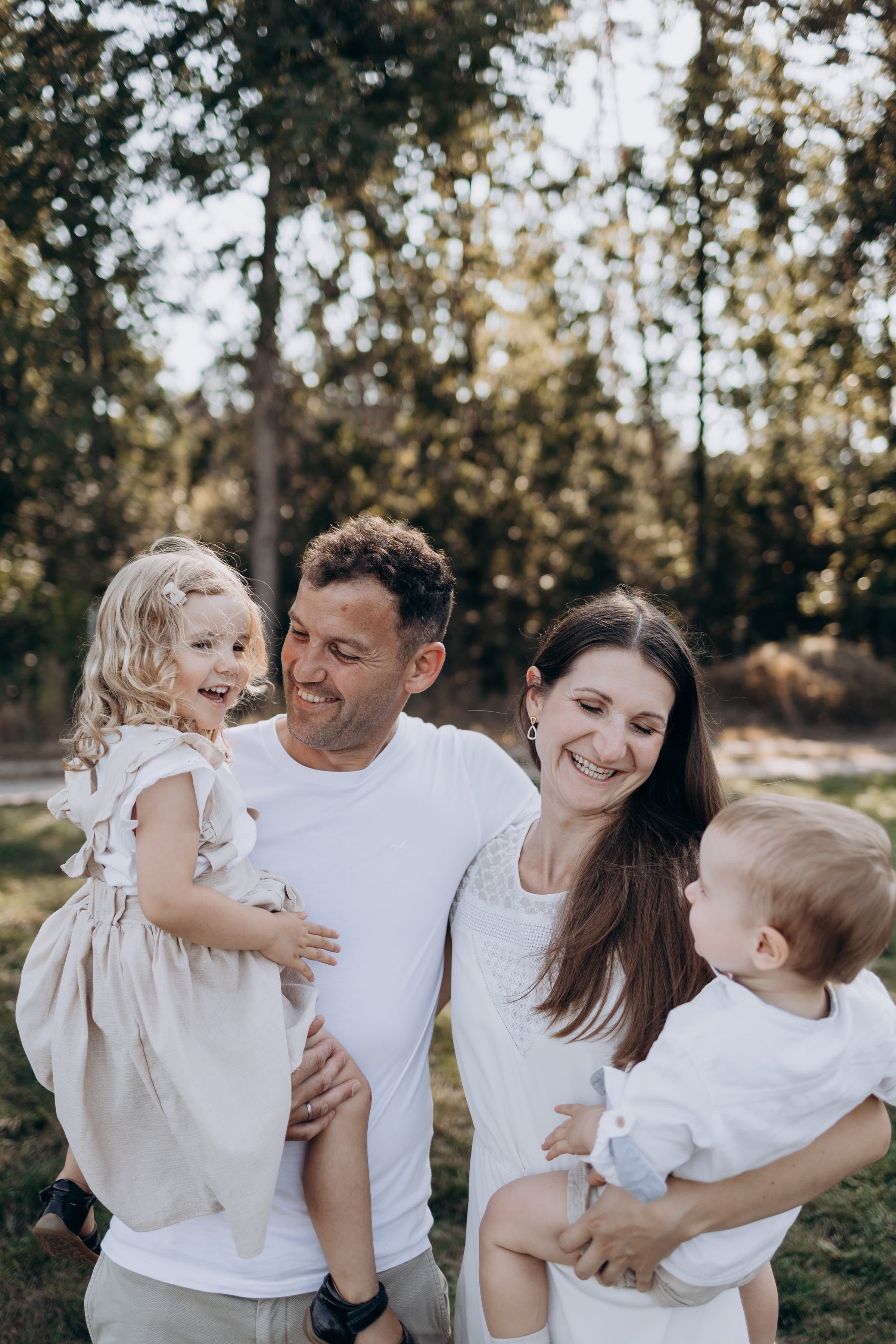 Familie beim natürlichen Shooting