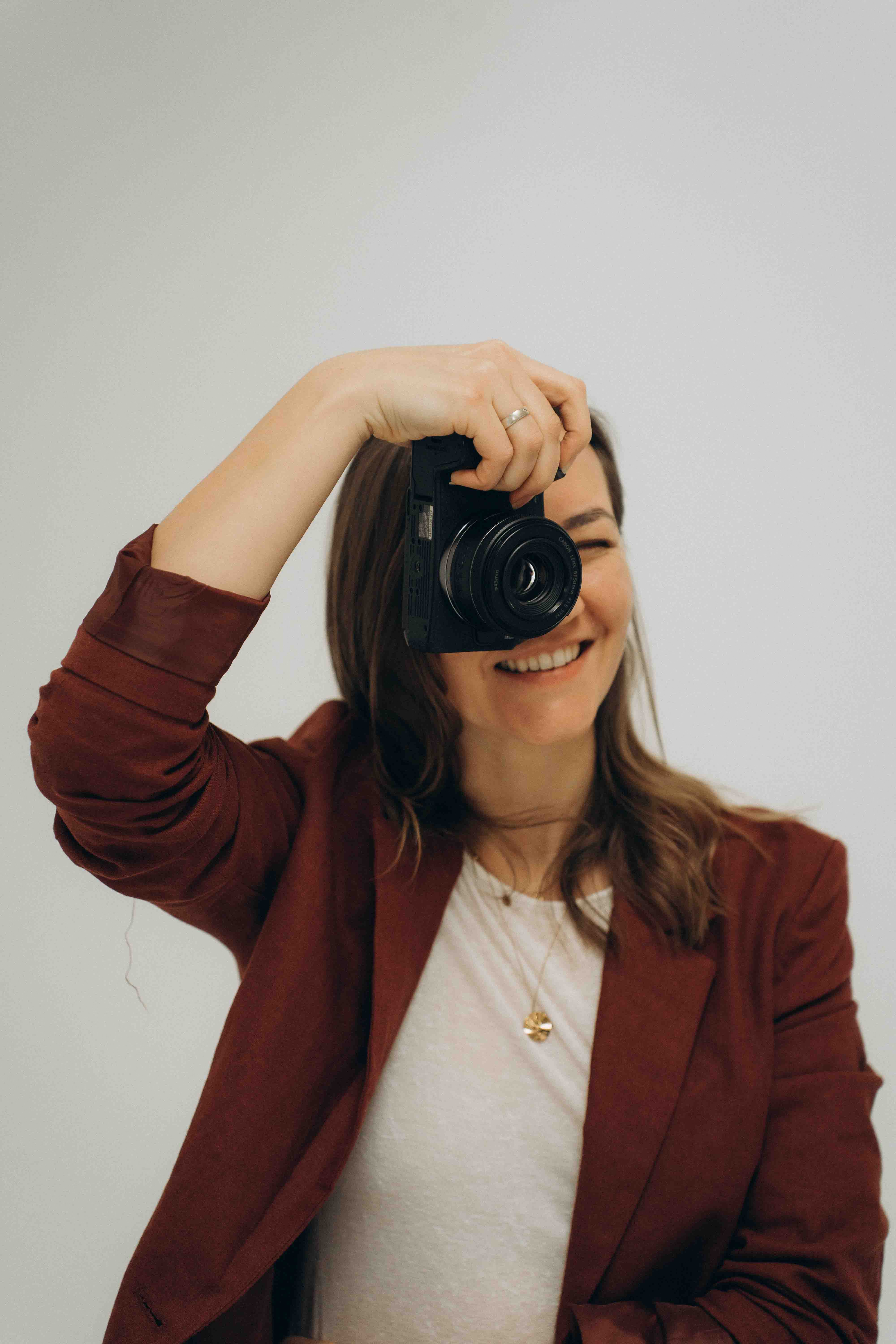 Fotografin Nadja Kunz lächelt mit Kamera